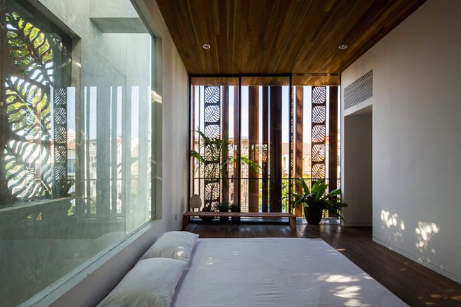 Hệ lam gỗ trong phòng ngủ tạo sự riêng tư nhưng vẫn đảm bảo ánh sáng tự nhiên