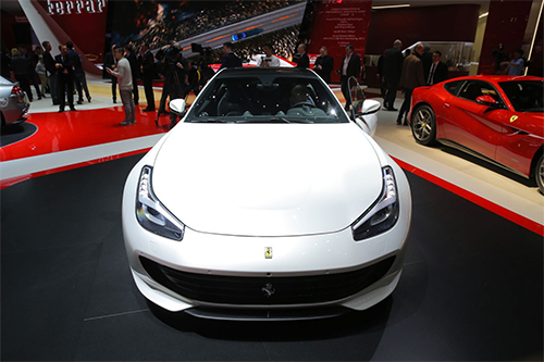 GTC4Lusso ra đời để thay thế người Ferrai FF. Điểm nhấn đáng chú ý nẳm ở phần đầu xe thiết kế lại hầm hố hơn.