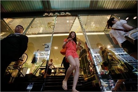 Prada nóng lòng thâm nhập sâu hơn vào thị trường hàng xa xỉ Hong Kong. Ảnh: NYT