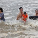 phong tranh chet duoi khi tre di tam bien